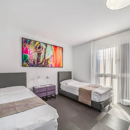 Modern Boutique Room In The City Center 蒙特勒